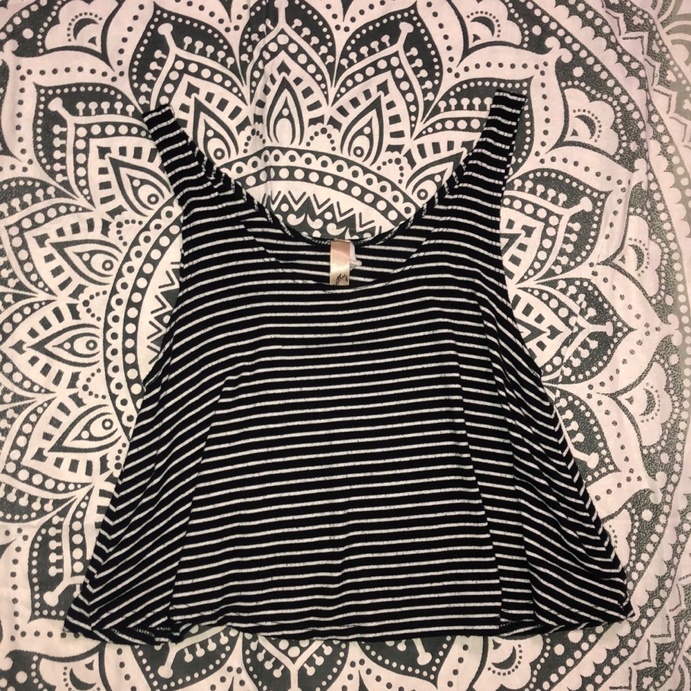 Cropped striped shirt. flared.